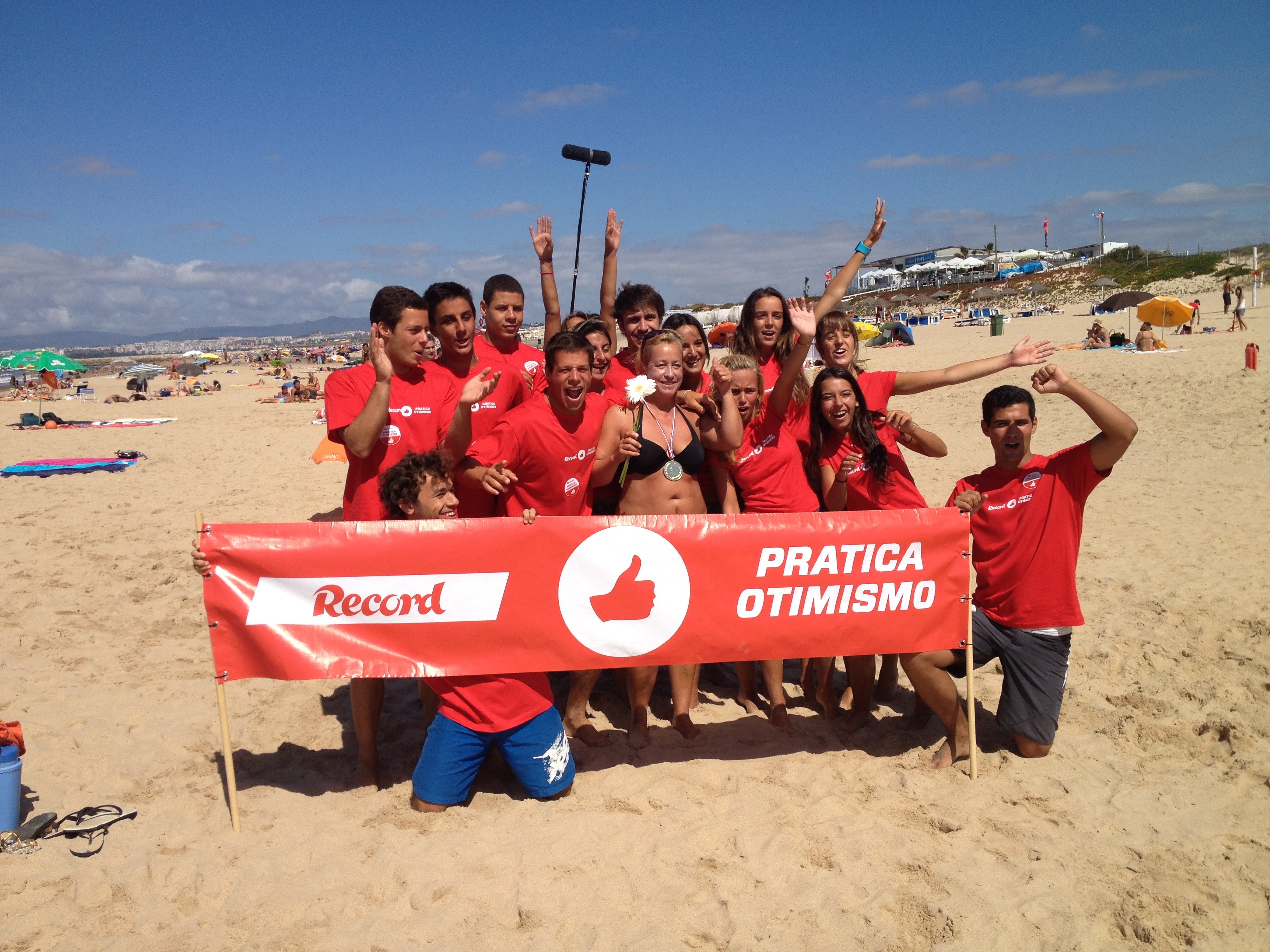 Grupo de Otimistas anima a praia da Caparica